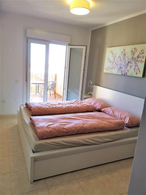 Apartment Sea View With Balcony. Queen Size Bed. High Speed Internet